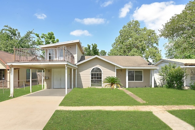 view of front facade featuring driveway and a carport