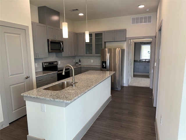 6955 Turtlewood Dr Unit 602, Houston, TX 77072 - kitchen featuring stainless steel appliances, gray cabinetry, a sink, dark wood-style flooring, and recessed lighting