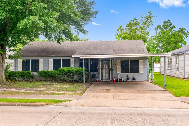 4914 Airport Blvd, Houston, TX 77048 - ranch-style home with a front lawn and driveway
