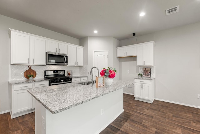 4438 Andorno Dr, Katy, TX 77449 - kitchen featuring stainless steel appliances, a sink, baseboards, white cabinets, and recessed lighting