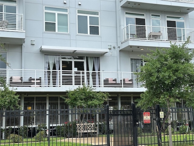6955 Turtlewood Dr Unit 502, Houston, TX 77072 - view of property with a fenced front yard