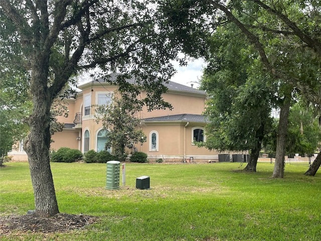 8930 Water Crest Trl, Richmond, TX 77469 - rear view of house with stucco siding and a yard