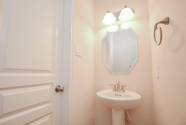 bathroom featuring a sink