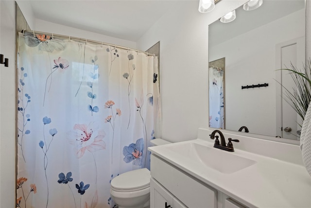 full bath with toilet, vanity, and a shower with shower curtain