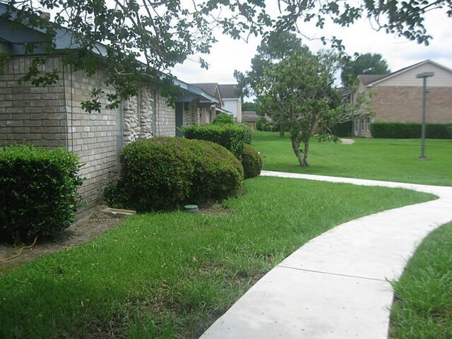 6845 Chasewood Dr, Missouri City, TX 77489 - view of grassy yard