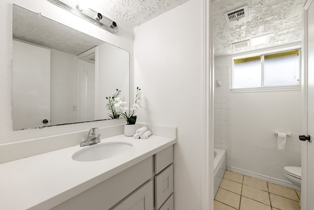 10431 Sagewillow Ln, Houston, TX 77089 - full bath featuring a textured ceiling, toilet, tile patterned floors, vanity, and baseboards