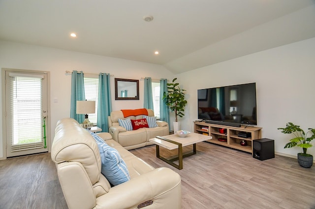 living room featuring light wood-type flooring, plenty of natural light, vaulted ceiling, baseboards, and recessed lighting
