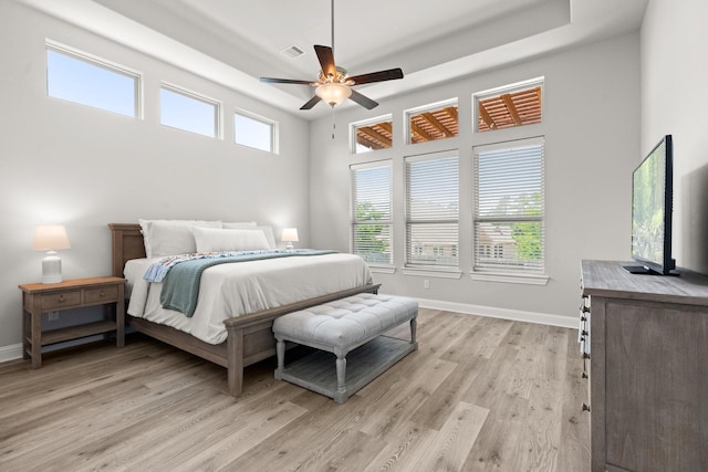 bedroom featuring light wood-style flooring, baseboards, and ceiling fan