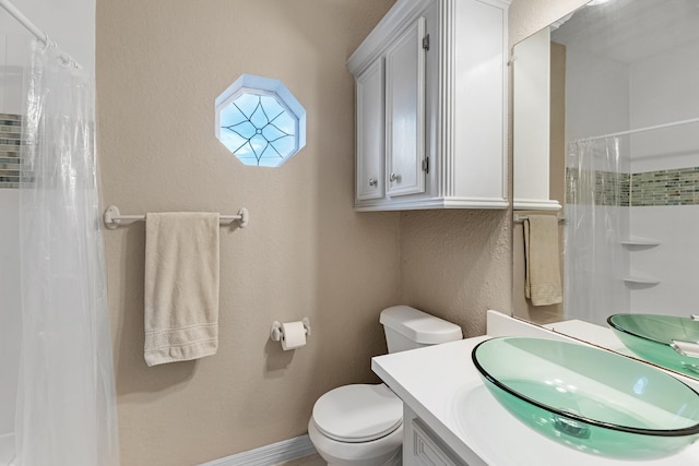 7 N Flamingo St, La Marque, TX 77568 - full bathroom with toilet, vanity, and curtained shower