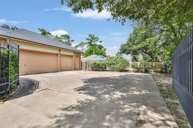 6319 Wimbledon Villas Dr, Spring, TX 77379 - garage featuring fence