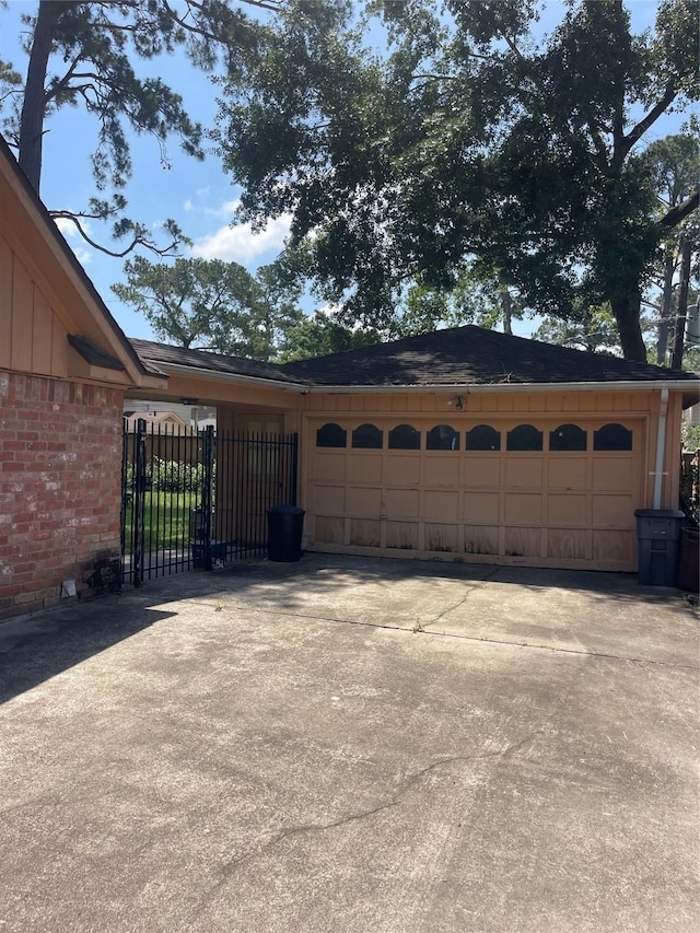 5727 Pebble Springs Dr, Houston, TX 77066 - view of garage