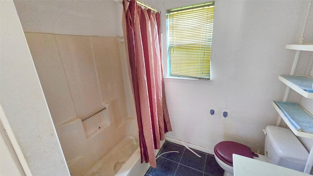 full bathroom featuring toilet, plenty of natural light, tile patterned flooring, and curtained shower