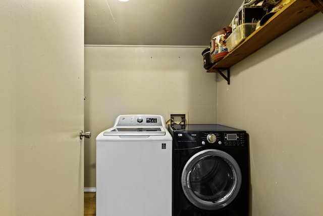 309 Kings Hl, Palacios, TX 77465 - washroom featuring washing machine and clothes dryer
