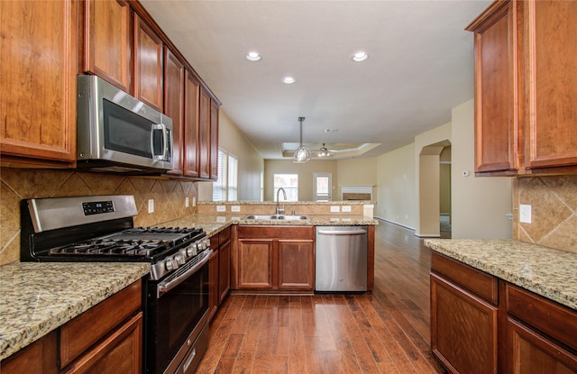 17607 Memorial Falls Dr, Tomball, TX 77375 - kitchen with stainless steel appliances, a sink, dark wood-style floors, a peninsula, and ceiling fan