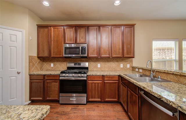 17607 Memorial Falls Dr, Tomball, TX 77375 - kitchen with appliances with stainless steel finishes, a sink, dark wood-style flooring, recessed lighting, and backsplash