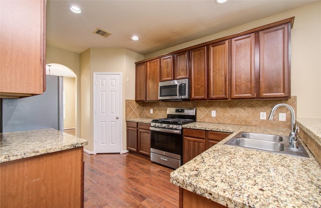 17607 Memorial Falls Dr, Tomball, TX 77375 - kitchen featuring stainless steel appliances, a sink, dark wood-style flooring, backsplash, and recessed lighting
