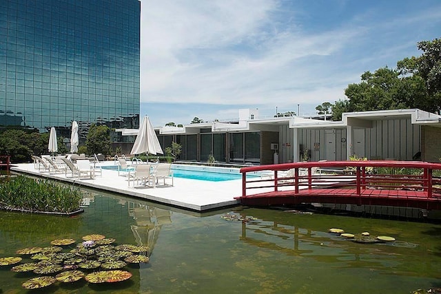5050 Woodway Dr Unit 2A, Houston, TX 77056 - community pool with a patio