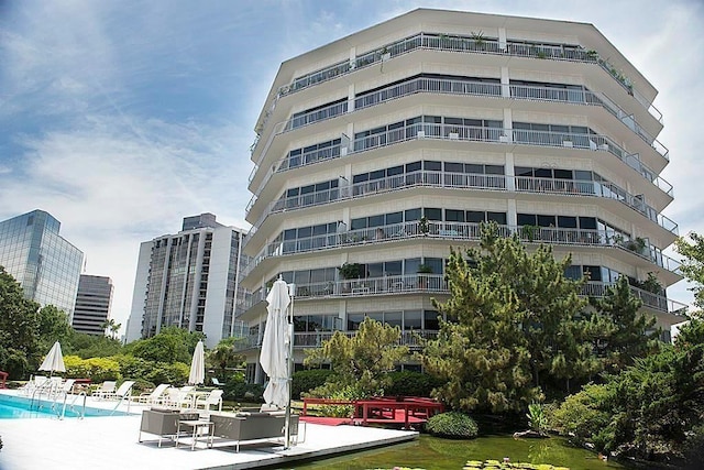 5050 Woodway Dr Unit 2A, Houston, TX 77056 - view of apartment building / complex