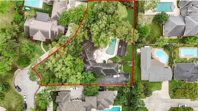 435 Flint Point Dr, Houston, TX 77024 - aerial view of property and surrounding area with a pool and property boundaries highlighted