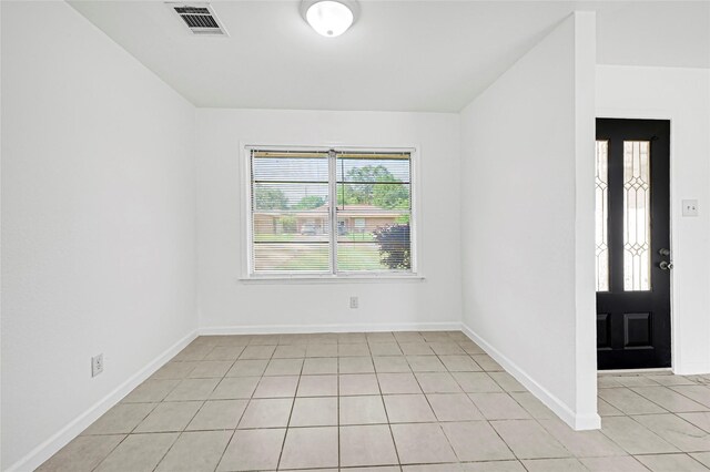 9310 Woodlyn Rd, Houston, TX 77078 - empty room with light tile patterned floors and baseboards