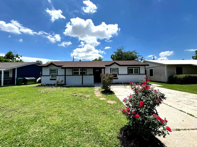 view of front of home featuring a front lawn