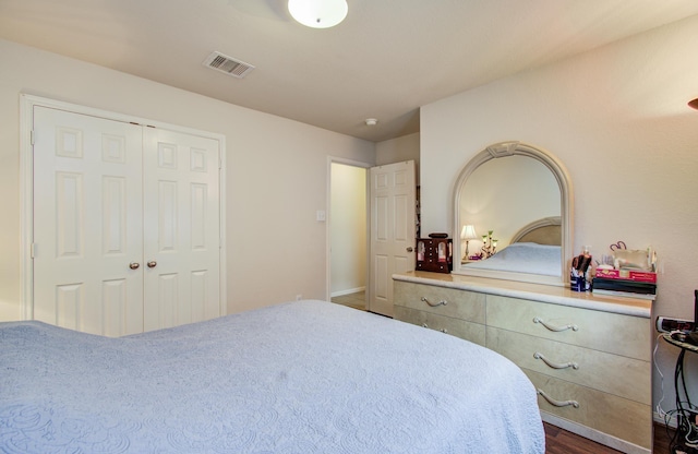 10406 Tenleyton Ln, Houston, TX 77075 - bedroom featuring a closet