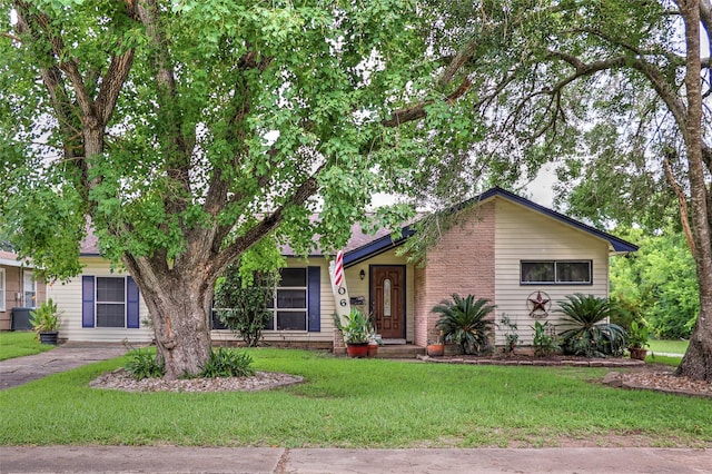 406 Poinsetta St, Lake Jackson, TX 77566 - view of front of property featuring a front lawn