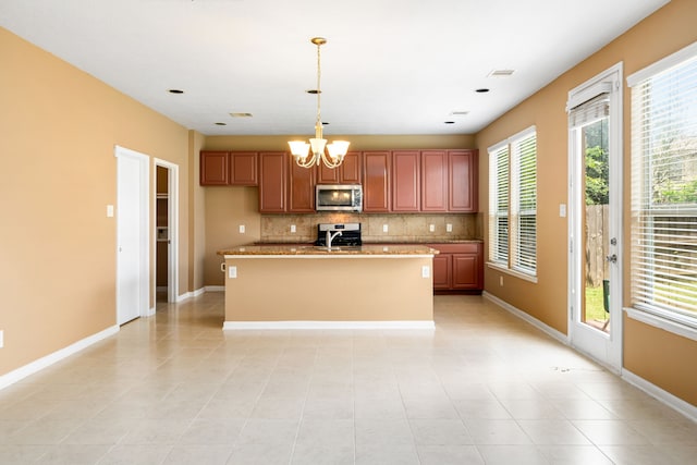 kitchen with stainless steel appliances, a chandelier, tasteful backsplash, hanging light fixtures, and baseboards