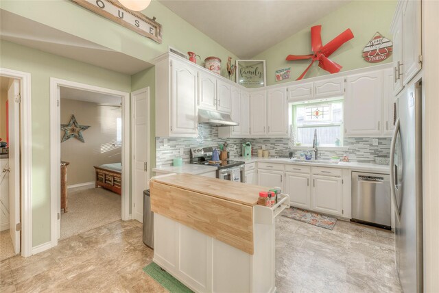 162 Ferncrest, Livingston, TX 77351 - kitchen with appliances with stainless steel finishes, a sink, under cabinet range hood, backsplash, and lofted ceiling