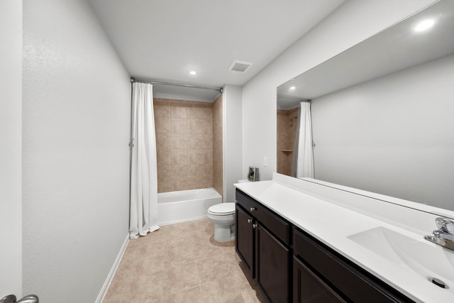 6263 El Turquesa Dr, Houston, TX 77048 - bathroom with recessed lighting, vanity, toilet, shower / tub combo with curtain, and baseboards