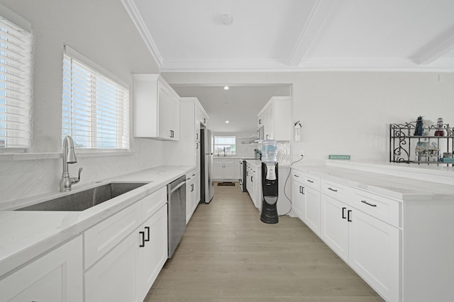 119 Nesmith Pl, Surfside Beach, TX 77541 - kitchen featuring a sink, stainless steel appliances, crown molding, a peninsula, and white cabinets