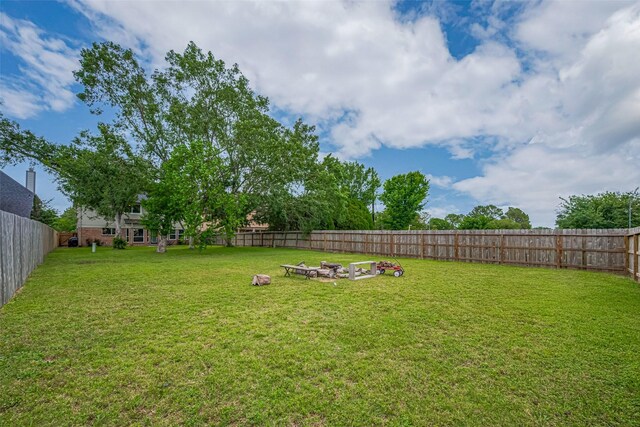 view of yard featuring an outdoor fire pit