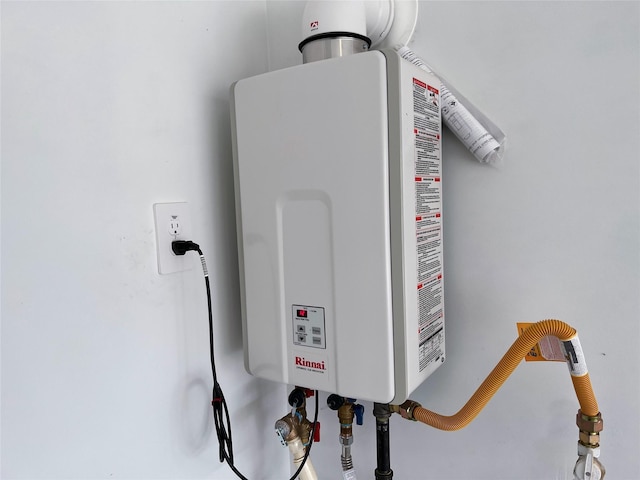 21310 Black Leaf Dr, New Caney, TX 77357 - utility room featuring water heater