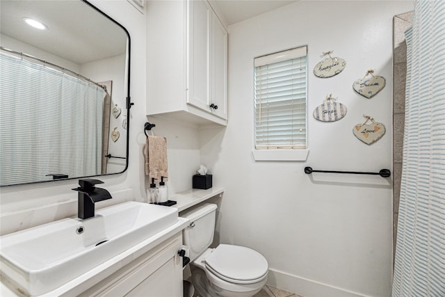 822 Reinicke St, Houston, TX 77007 - full bathroom with toilet, vanity, baseboards, and a shower with shower curtain