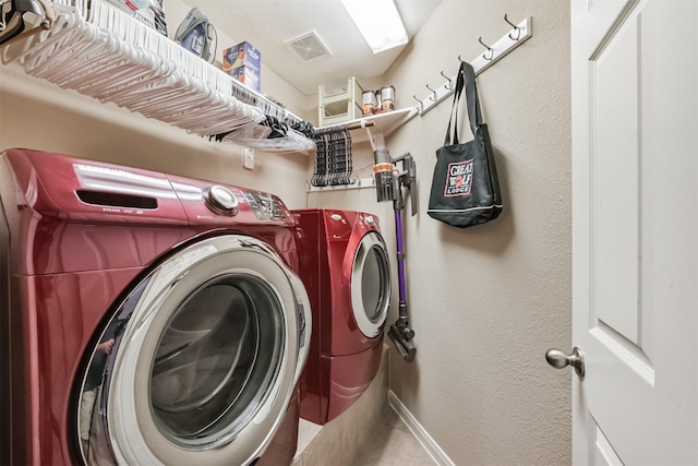 laundry room with independent washer and dryer and baseboards