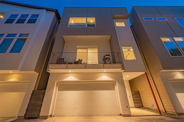 1510 Yale St Unit B, Houston, TX 77008 - multi unit property featuring a garage, a balcony, stucco siding, and driveway