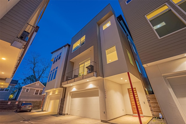1510 Yale St Unit B, Houston, TX 77008 - view of front of house featuring stucco siding, an attached garage, concrete driveway, and a balcony