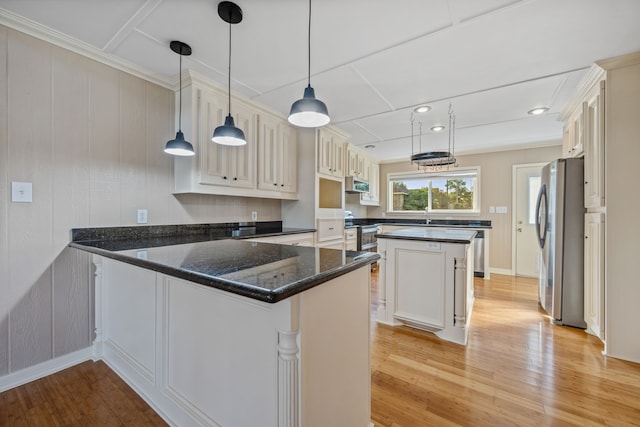 381 N Shady Oaks Dr, Point Blank, TX 77364 - kitchen featuring stainless steel appliances, light wood-style flooring, a peninsula, a sink, and range hood