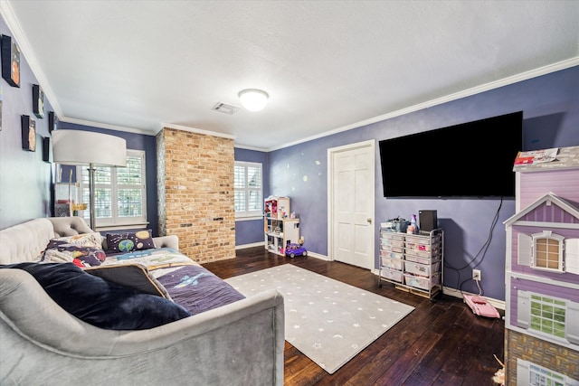 living area featuring hardwood / wood-style flooring, crown molding, and baseboards