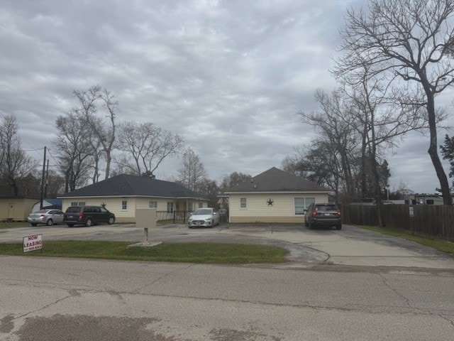 104 Longstreet Rd, Willis, TX 77378 - view of front facade featuring fence