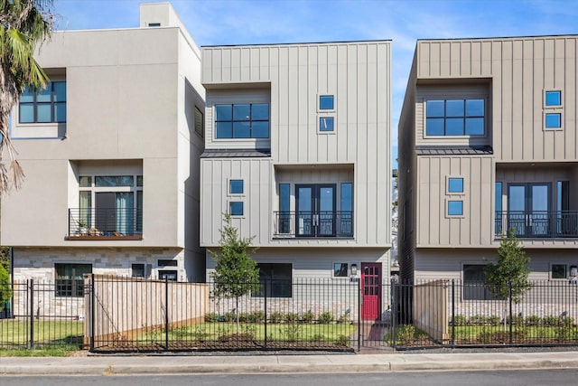 3104 Eunice St, Houston, TX 77009 - view of building exterior featuring a fenced front yard
