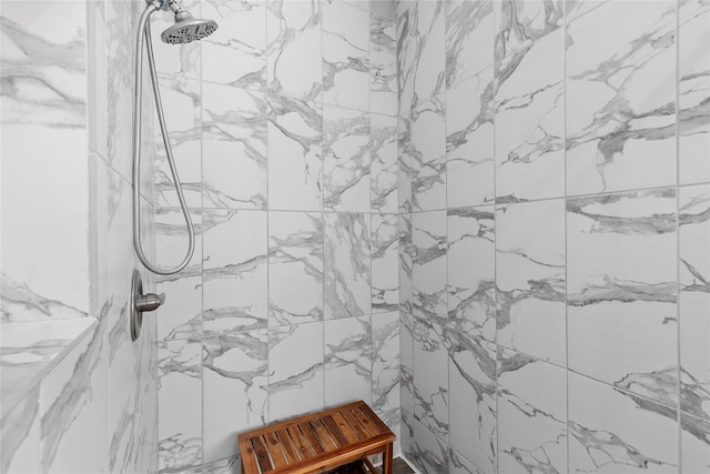 bathroom featuring a tile shower