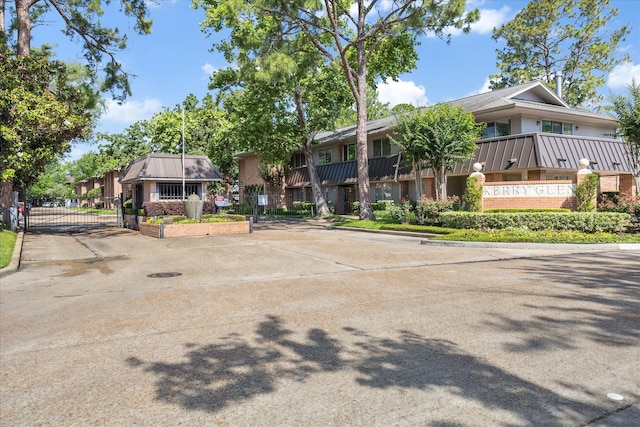 6549 Bayou Glen Rd, Houston, TX 77057 - view of front facade featuring a gate