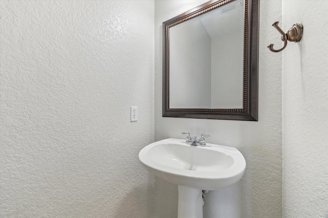 15127 Woodford Hollow Ln, Cypress, TX 77429 - bathroom with a textured wall