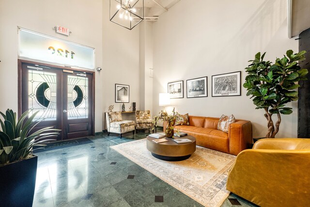 1120 Texas St Unit 7D, Houston, TX 77002 - foyer entrance featuring a high ceiling and a chandelier