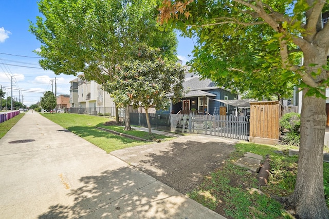 1710 Spring St, Houston, TX 77007 - view of front of property featuring a gate