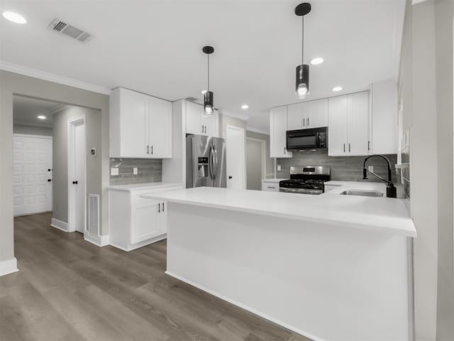 kitchen with appliances with stainless steel finishes, a sink, backsplash, recessed lighting, and light countertops