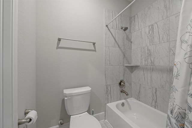 bathroom featuring toilet, shower / bath combo, and baseboards