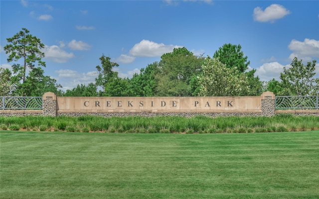 community sign with a lawn