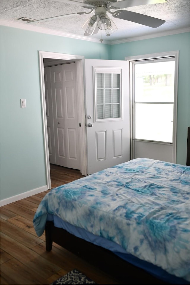 112 Lcr 902, Jewett, TX 75846 - bedroom featuring dark wood-style floors, ceiling fan, baseboards, and a closet